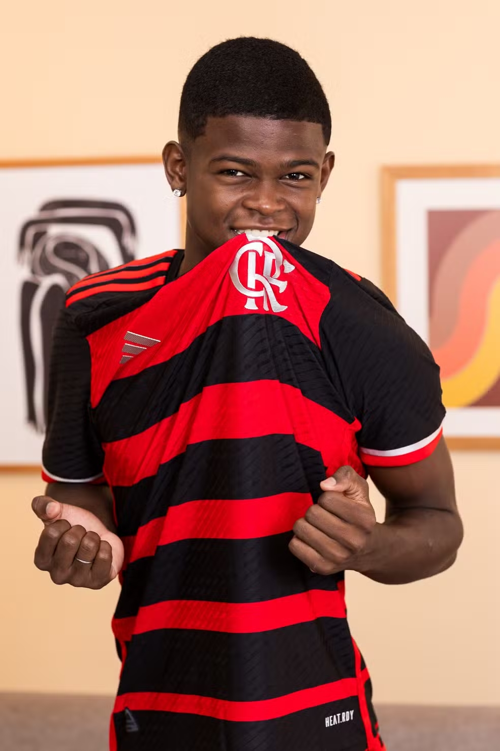 Flamengo lança oficialmente novo uniforme Pedro e Gabigol de