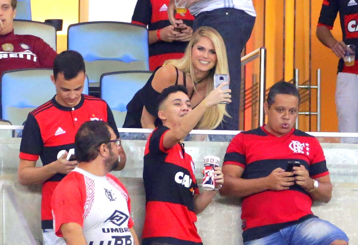 Esposa de Júlio César é tietada pela torcida do Flamengo no Maraca