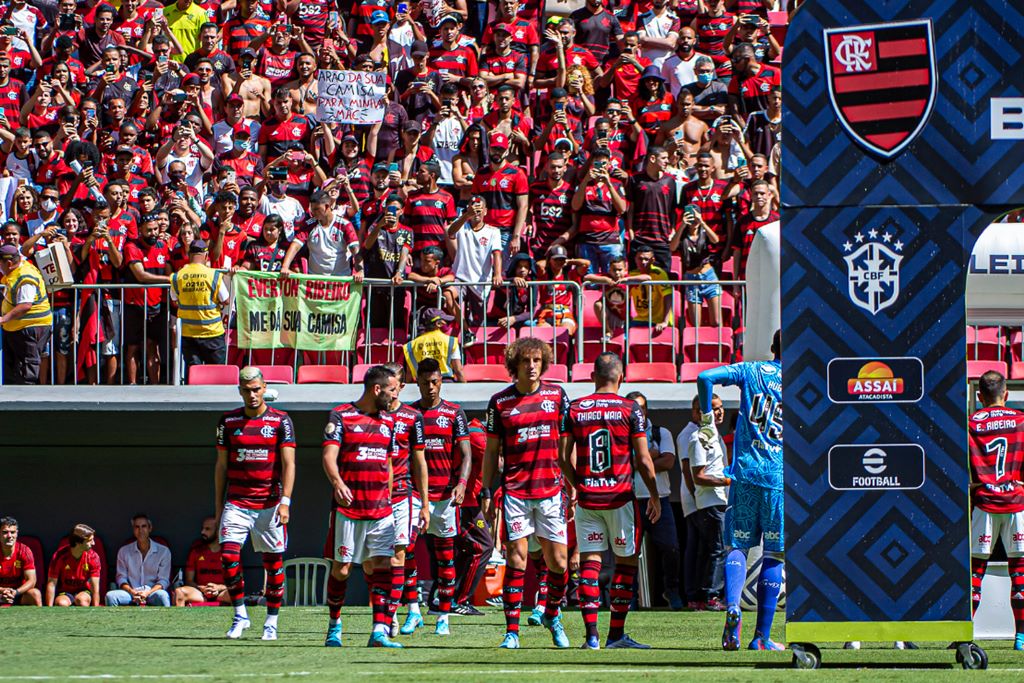 Flamengo Chega A R Milh Es Em Patroc Nios No Uniforme