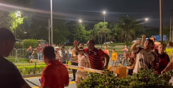 Torcedores Do Flamengo Esperam Durante Horas Para Ver Os Jogadores Em