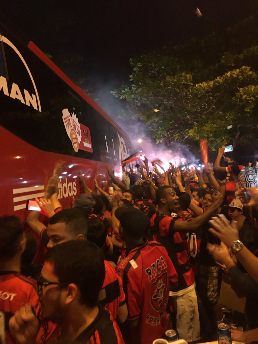 Torcida Do Flamengo Lota Aeroporto Antes De Viagem Para Curitiba