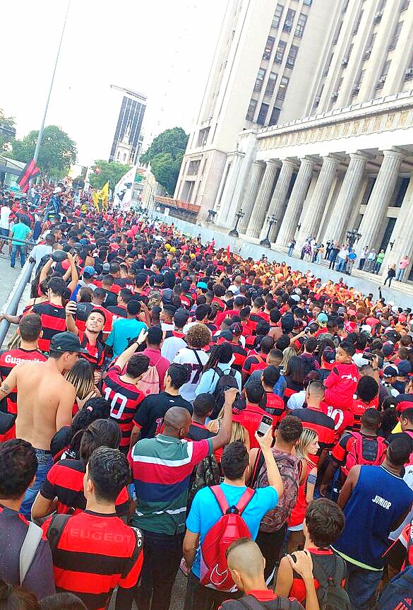 Torcida Do Flamengo Lota Aeroporto Antes De Viagem Para Curitiba