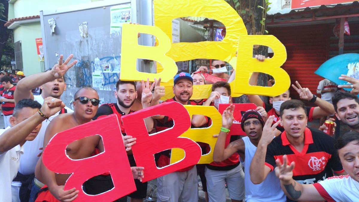 Torcida do Flamengo rebate provocação de vascaínos em São Lixo FlaResenha