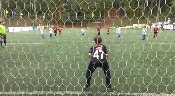 Vídeo Goleiro da Base do Flamengo faz 6 defesas seguidas FlaResenha