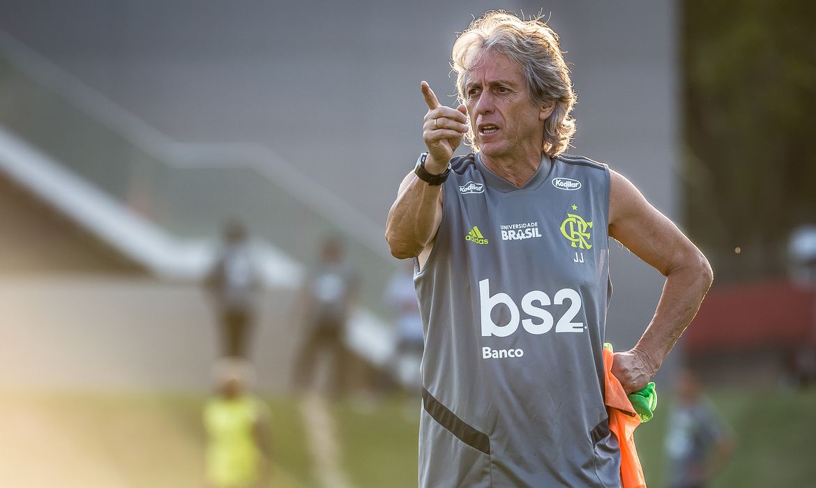 Em jogo do Fenerbahçe, Jorge Jesus 'reage' após pedidos de 'volta para o Flamengo'