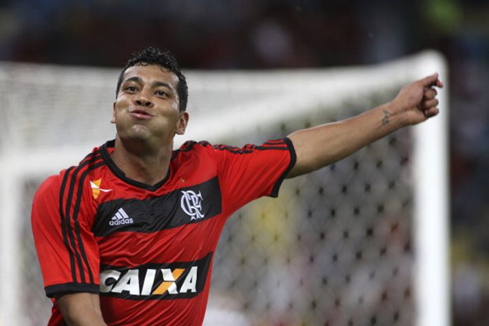 André Santos faz homenagem ao aniversário da mulher, e torcedores do  Flamengo reclamam em post - Flamengo - Extra Online