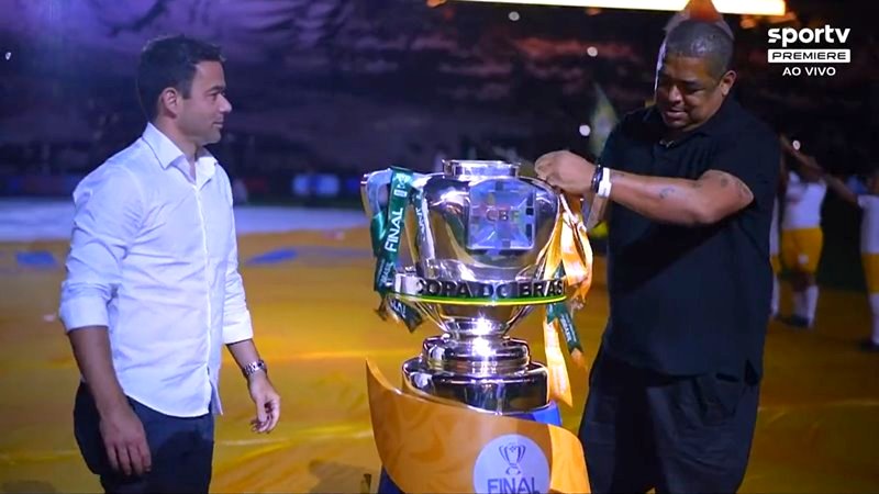 Vampeta joga sal grosso na taça da Copa do Brasil antes da decisão - Lance!