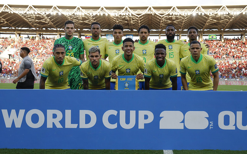 Varela entra no segundo tempo e participa de gol da vitória do Uruguai sobre a Colômbia - veja