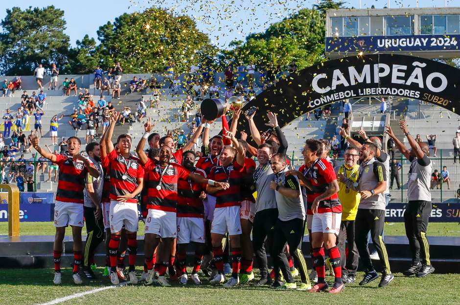 Jogador do Flamengo fala sobre promessa a Mario Jorge - "Venceríamos por ele"