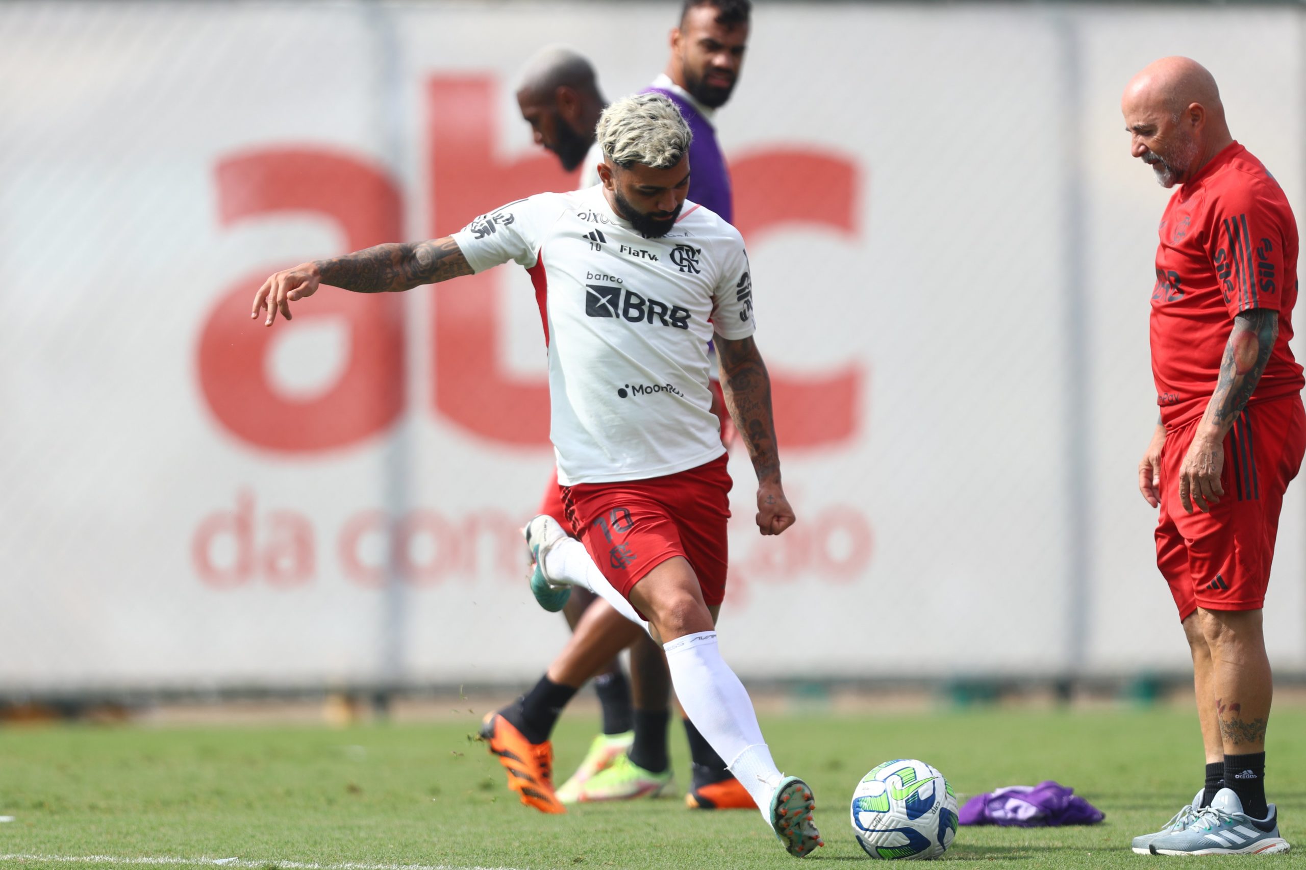 Léo Pereira é relacionado para jogo entre Flamengo e Santos