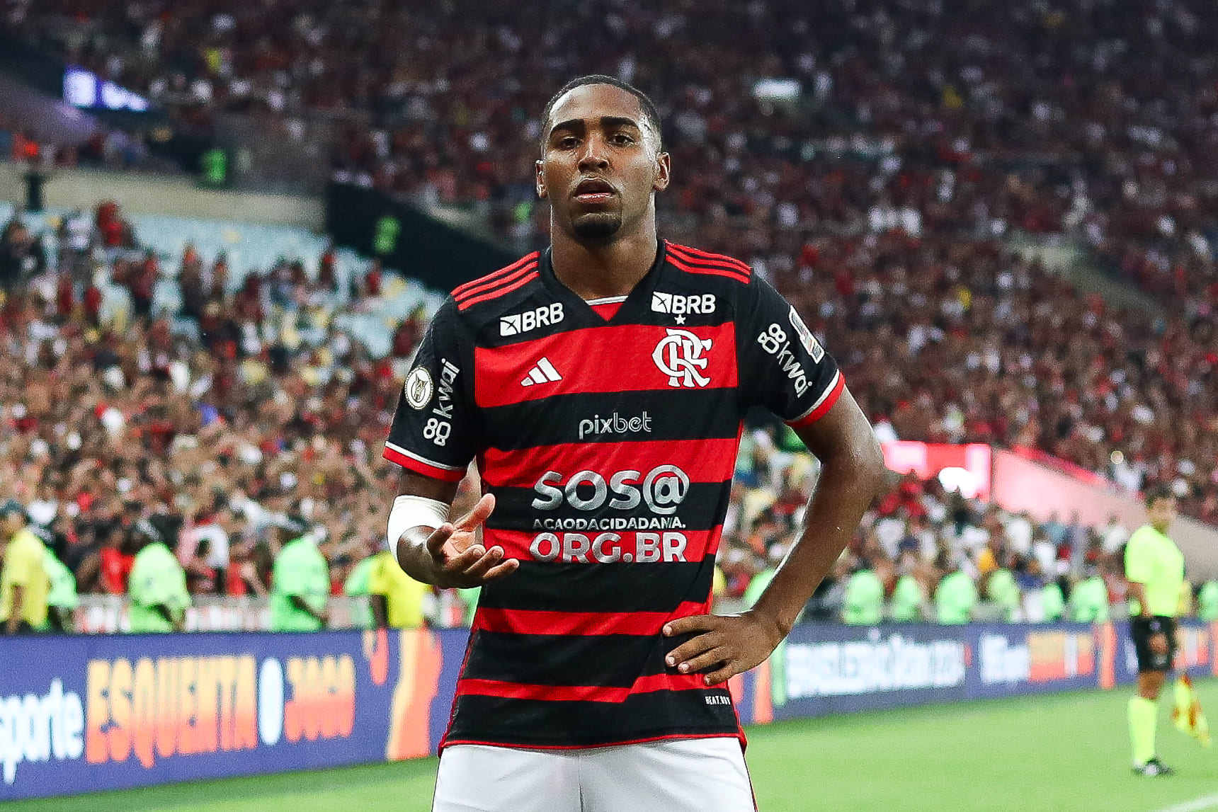 Flamengo planeja renovar contrato com meia por mais cinco anos, veja