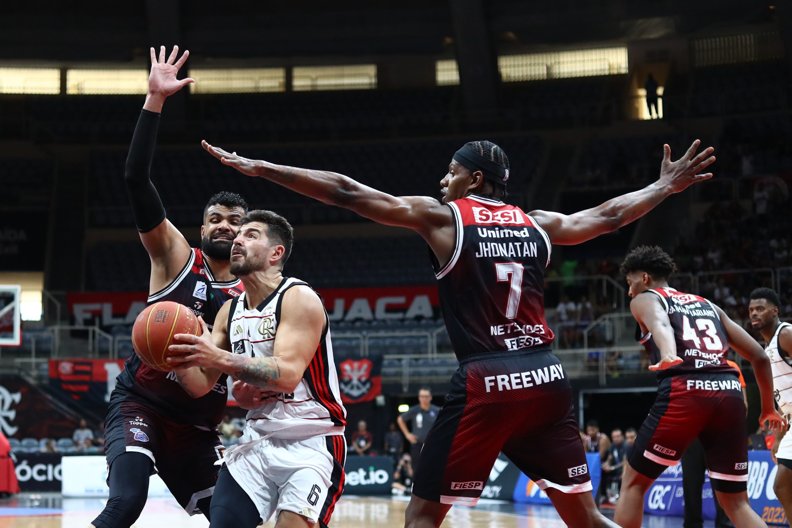 Restando seis jogos para o fim da temporada regular, Flamengo e Sesi Franca disputam liderança do NBB