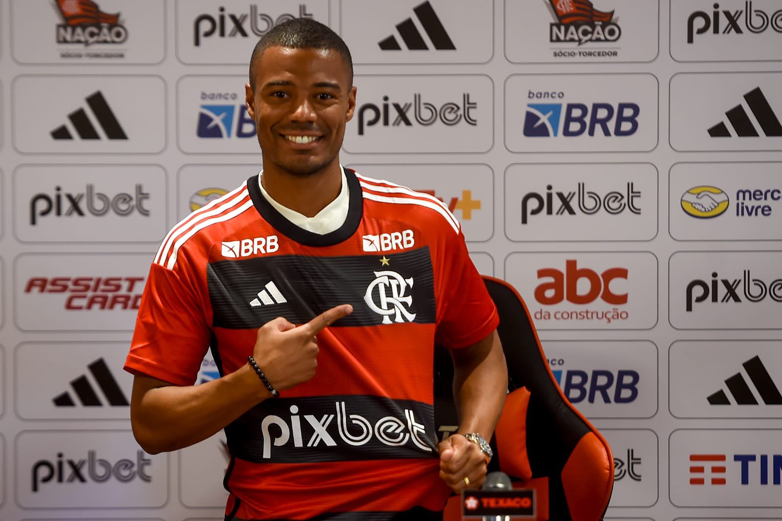 Três chegadas e cinco saídas - veja como foi a janela de transferências do Flamengo