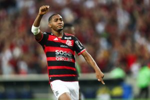 Lorran treina com o elenco mas continua fora da lista de relacionados do Flamengo