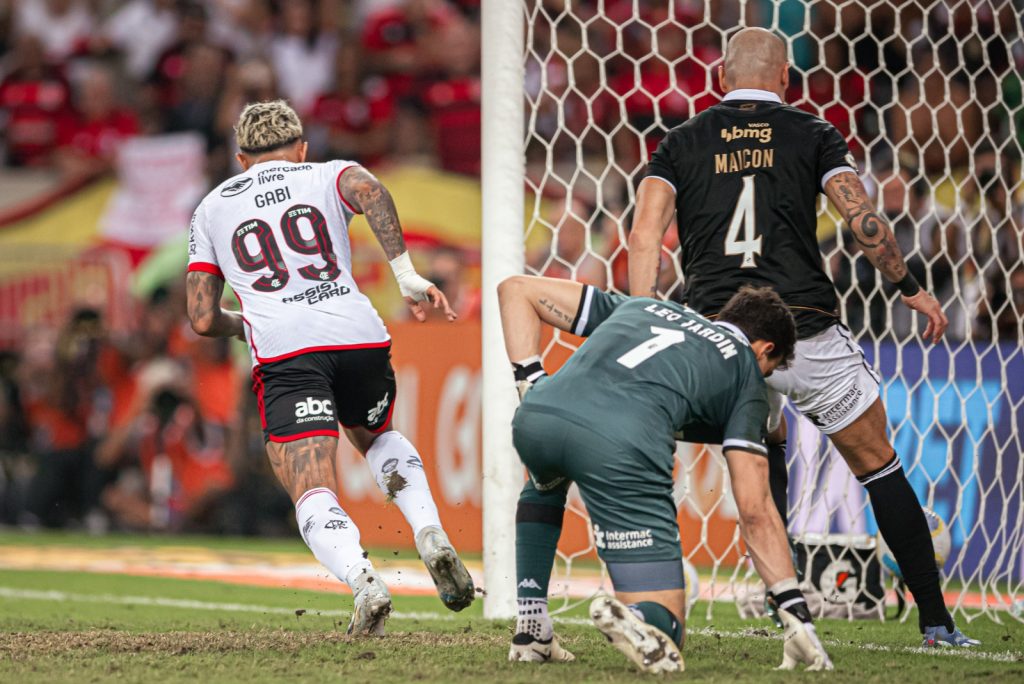 Técnico do Vasco projeta duelo contra o Flamengo pelo Brasileirão: "Clássico gigante"