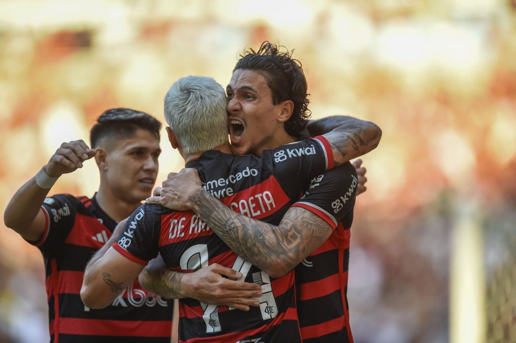 Árbitro dá cartão para Luiz Araújo por um motivo mas na súmula coloca outro - ação prejudica o Flamengo