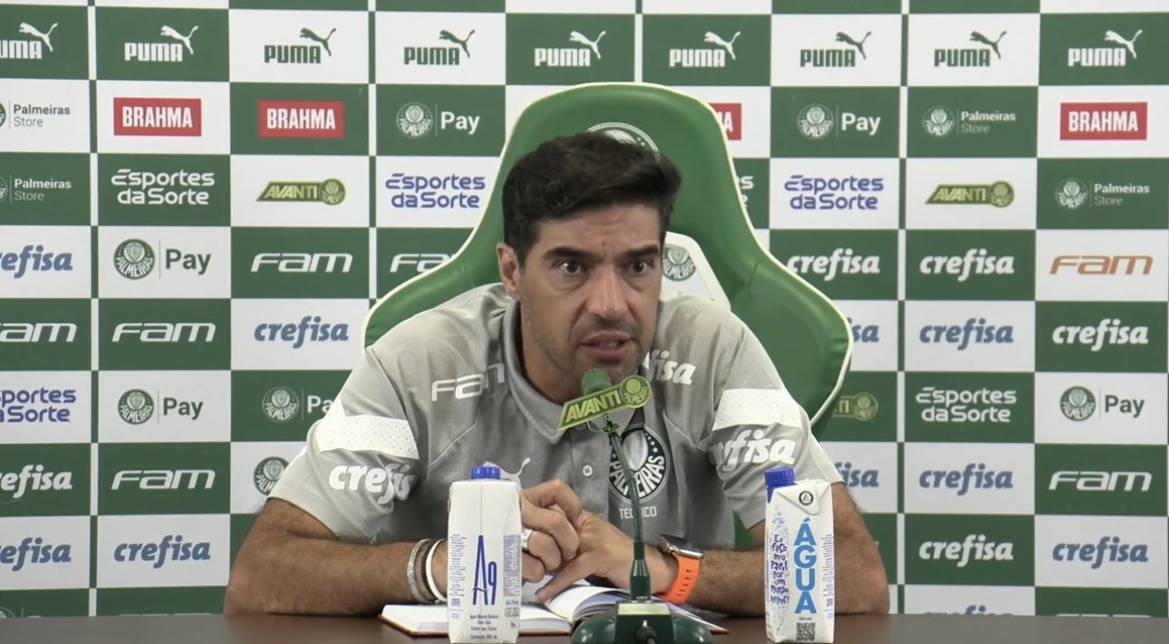 Abel Ferreira defende o sintético do Palmeiras: "80% dos gramados aqui não são bons"