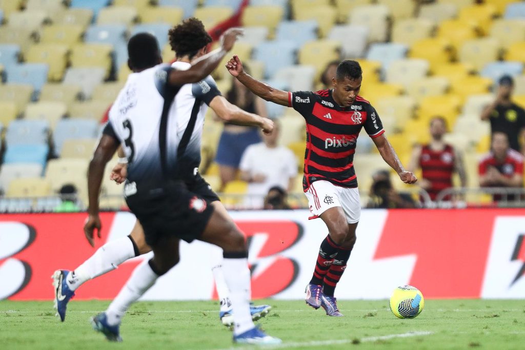 Após recusa do Flamengo, Corinthians corre atrás para convencer o Rubro-Negro a vender Hugo Souza