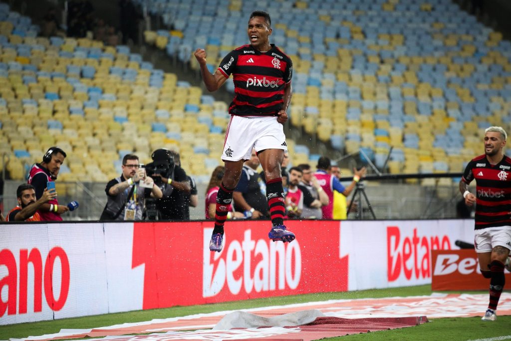 Alex Sandro explica o que pensou em lance de gol do Flamengo contra o Corinthians