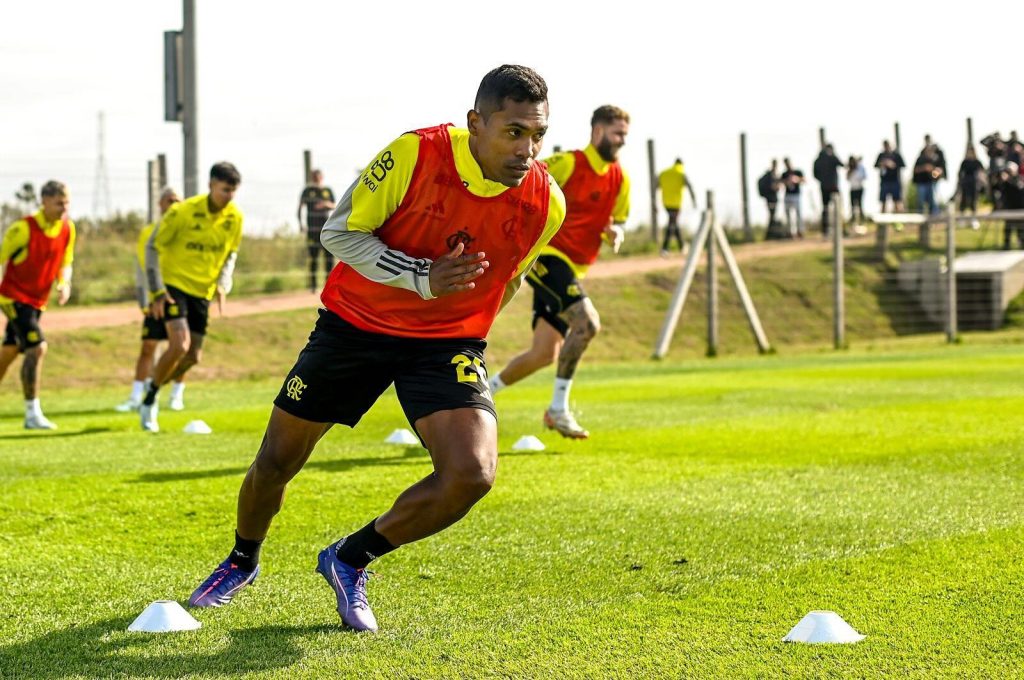 Zagueiro do Flamengo leva multa por chegar atrasado em treino