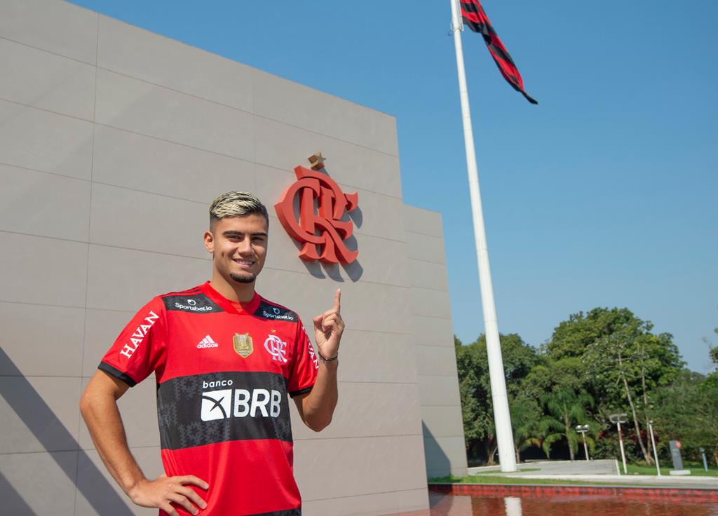 Reforço confirmado: Flamengo anuncia a contratação do lateral-direito  chileno Isla, flamengo