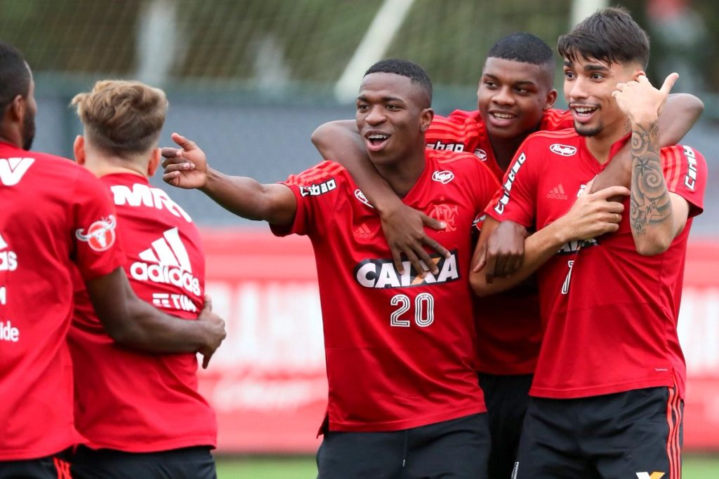 Vini Jr agradece mensagem de aniversário do Flamengo e manda recado de amor ao clube - veja