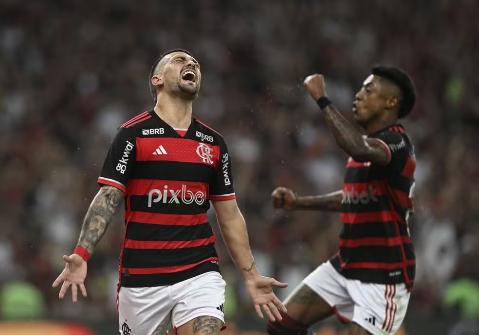 Reforços em campo: Tite promoverá duas estreias no time do Flamengo no clássico contra o Vasco