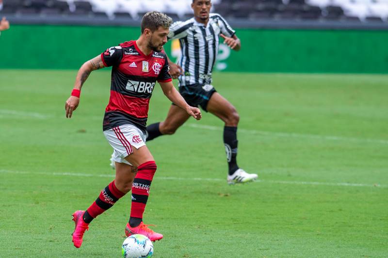 SAIU! Sem Arrascaeta, Flamengo divulga escalação para jogo contra o Santos