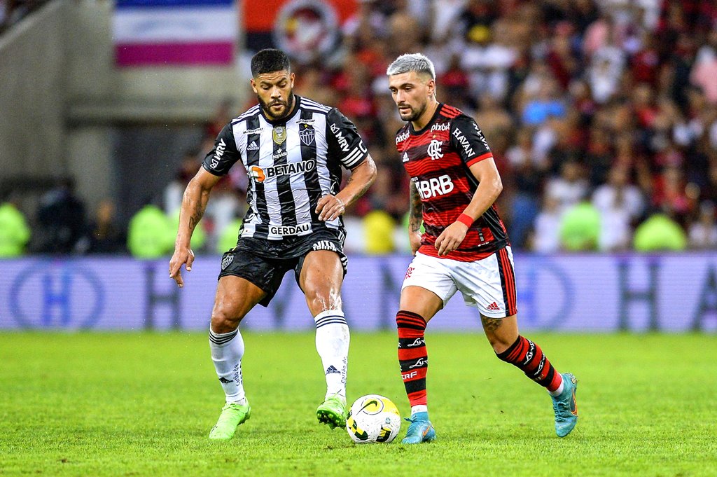 Ídolo do Atlético-MG, Hulk autografa camisas do Flamengo ao lado de Zico - veja