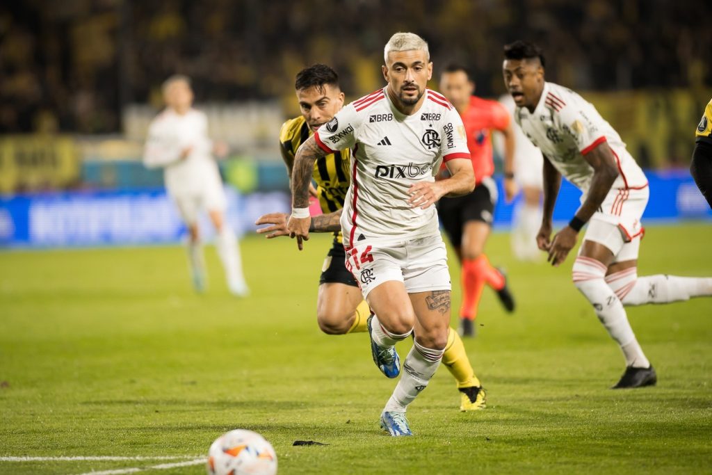 Gerson aponta o motivo da eliminação do Flamengo diante do Peñarol na Libertadores