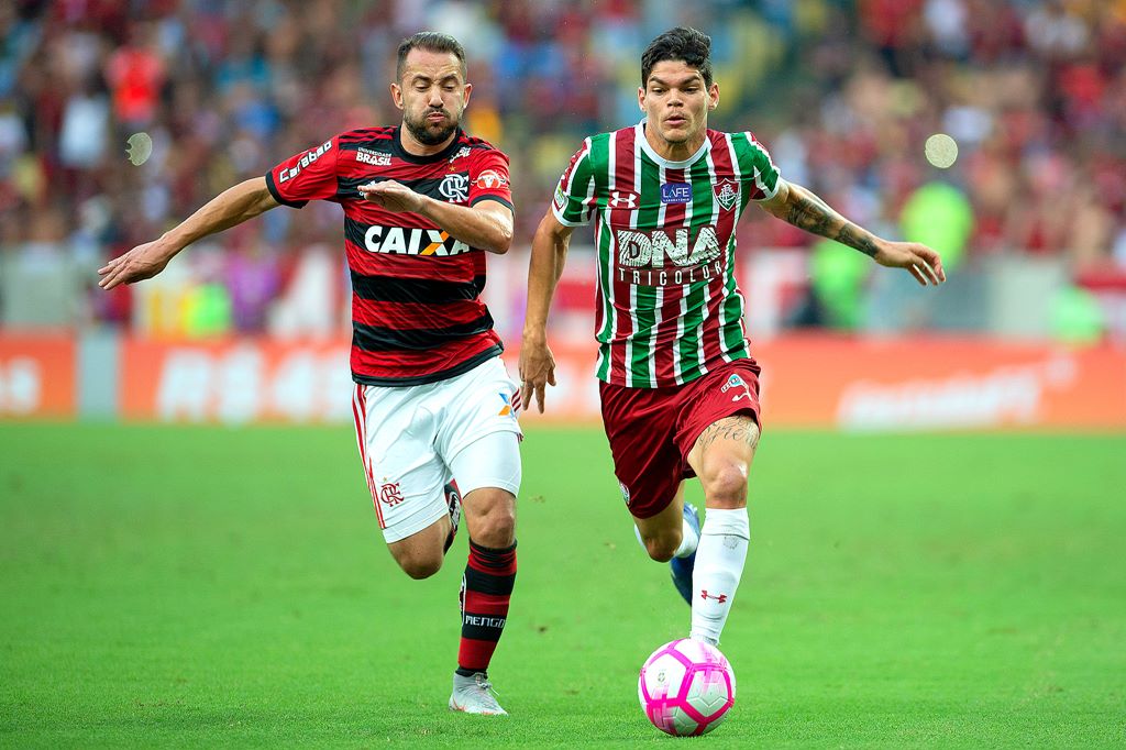 Ayrton Lucas sofre entorse no joelho e desfalca Flamengo contra o