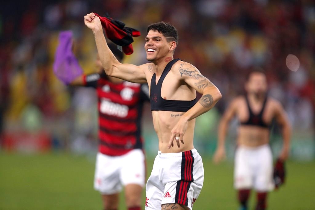 Ayrton Lucas desembarca no Rio e comemora acerto com o Flamengo: 'Não vai  faltar garra', Flamengo