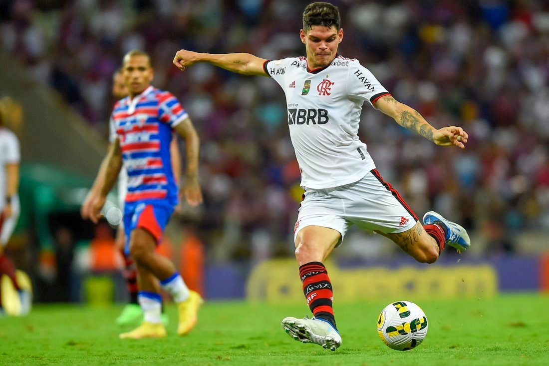 Flamengo chega a acordo com Spartak Moscou e vai comprar Ayrton Lucas em  definitivo