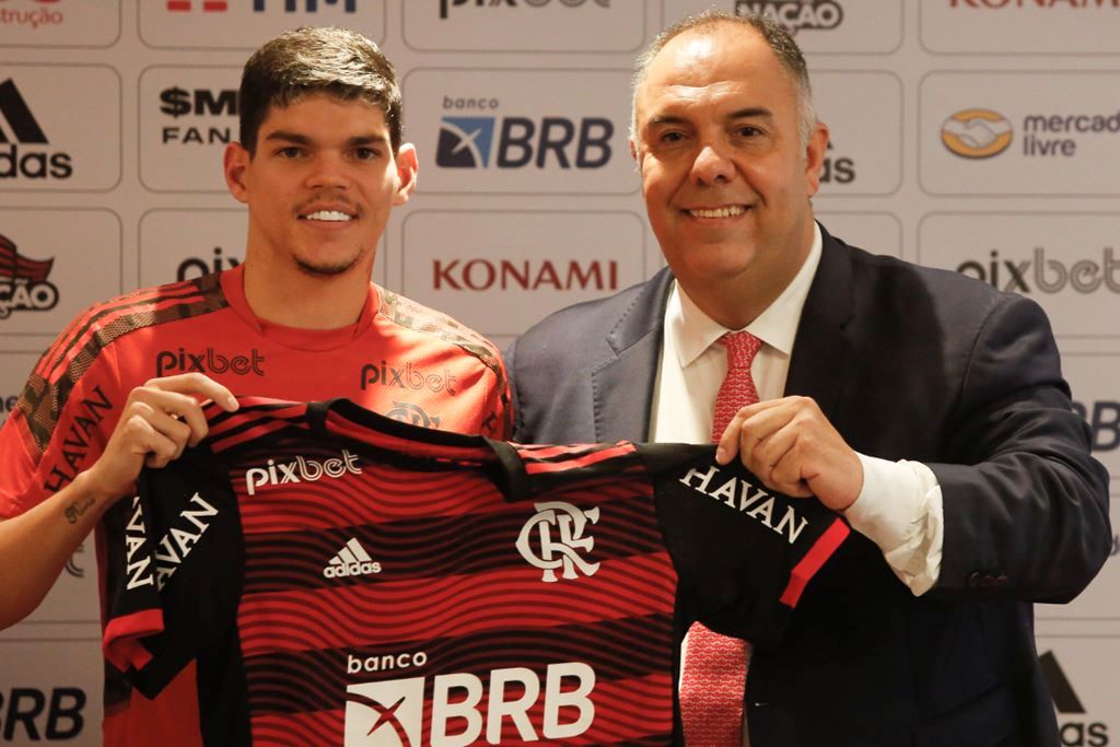 EXCLUSIVO  Jogadores do Flamengo fazem reunião a portas fechadas