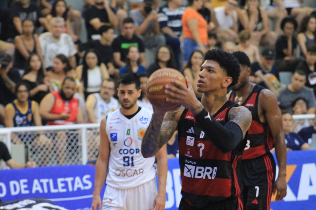 Jogador de basquete do Flamengo é confirmado em lista para o Pré-Olímpico em Riga