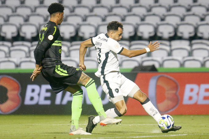 Botafogo abre o placar nos acréscimos, mas cede empate para o Coritiba e vê  Palmeiras com a mão na taça