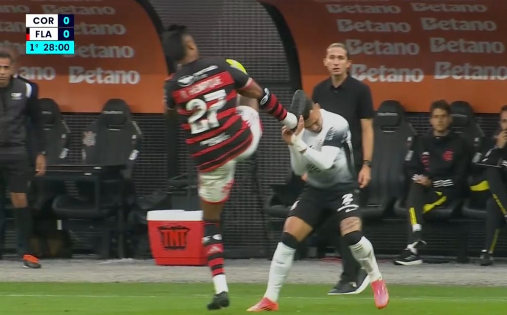 Filipe Luís comenta plano de jogo após ter um jogador a menos: "Entregar a bola ao Corinthians"