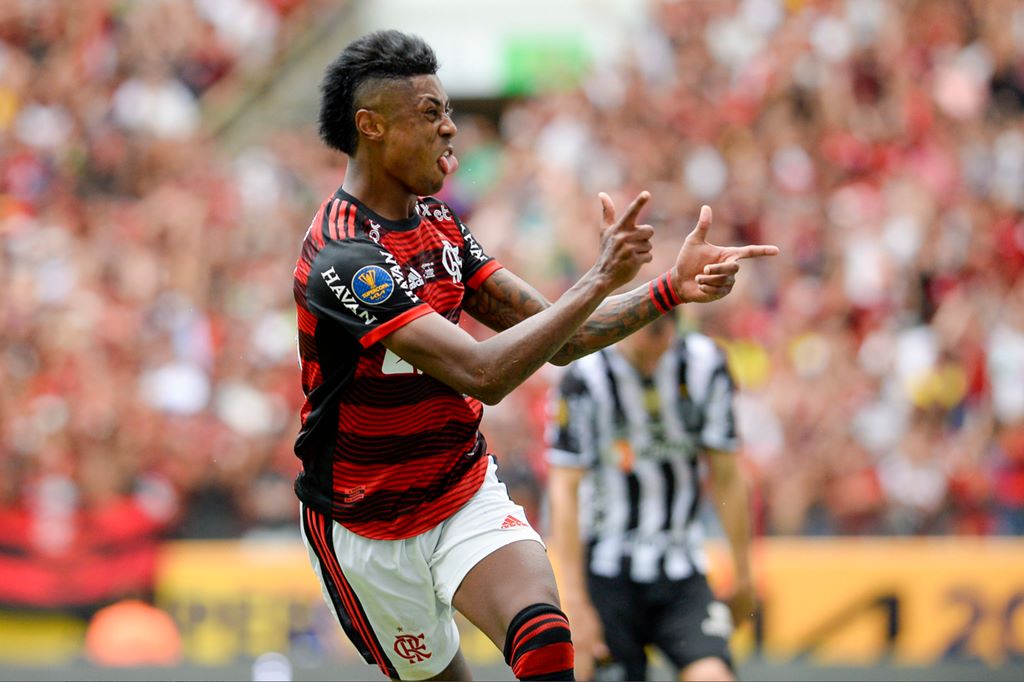 Agora é oficial! Bruno Henrique assina renovação com o Flamengo