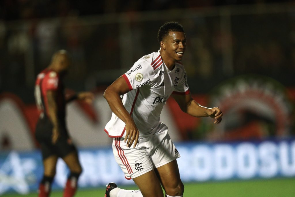 Carlinhos é eleito o craque da torcida em triunfo sobre o Vitória na 19ª rodada do Brasileirão