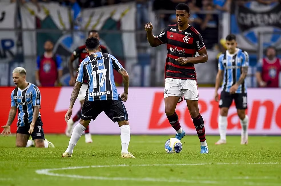 Grêmio x Flamengo - Arbitro revela o motivo da expulsão de Carlinhos