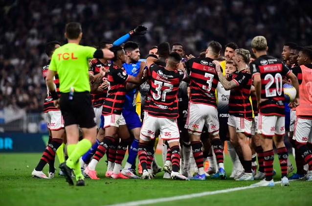 Além de Fabrício Bruno, auxiliar do Corinthians também detona arbitragem