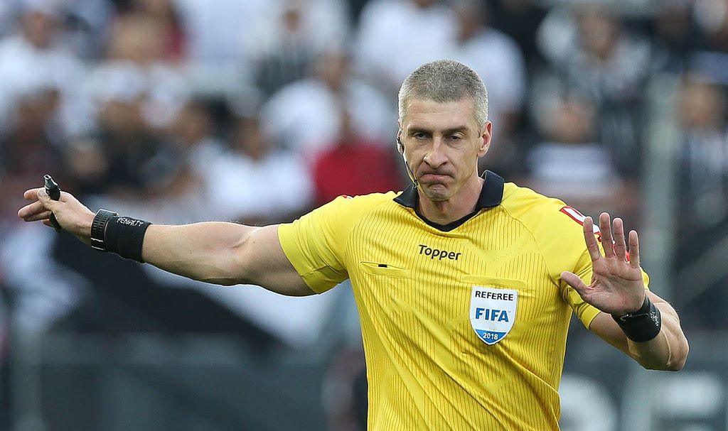 Em lance com Matheuzinho, Bruno Henrique é expulso ainda no primeiro tempo contra o Corinthians