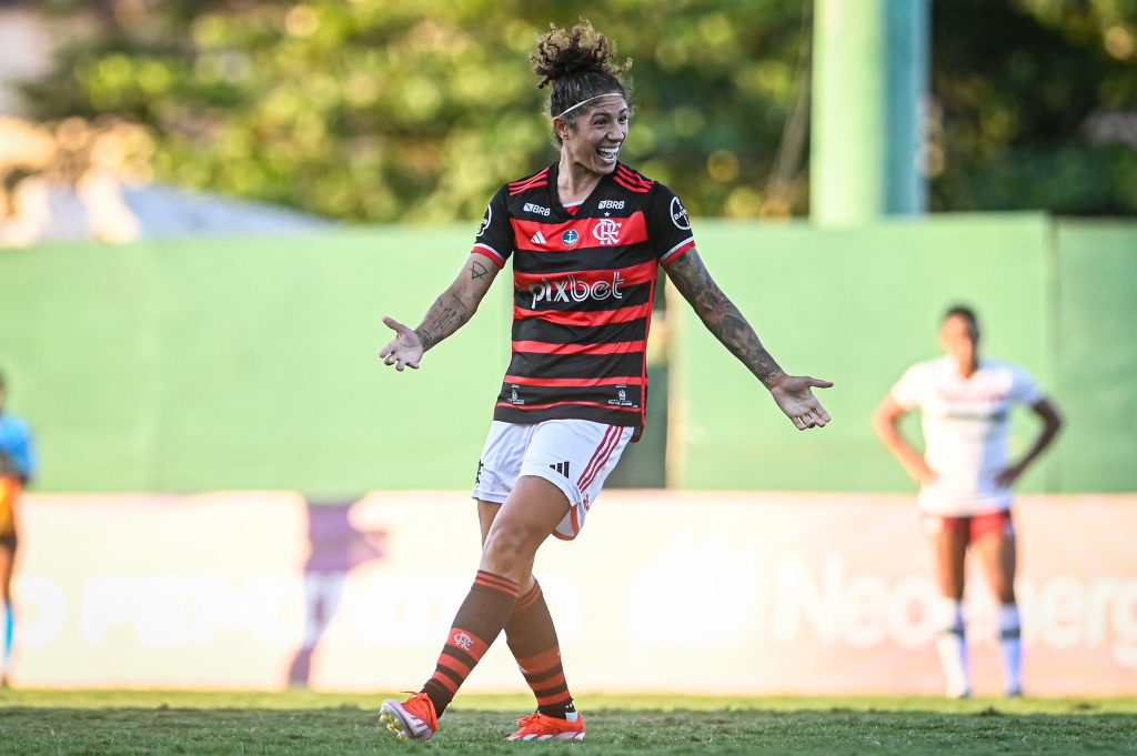 Flamengo anuncia renovação de contrato com a atacante Cristiane