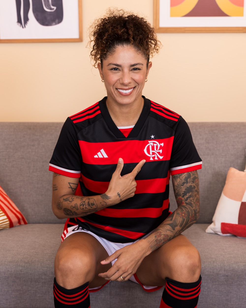 Flamengo Lan A Oficialmente Novo Uniforme Com Pedro E Gabigol De