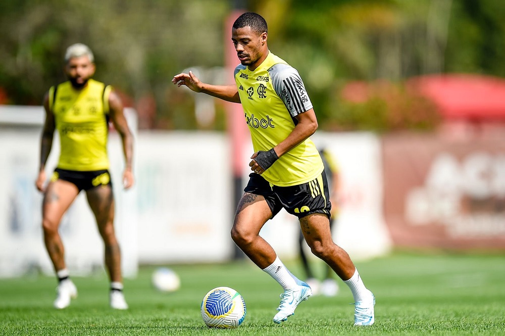 Mesmo sem entrar em campo, meio-campista do Flamengo segue como vice-artilheiro das Eliminatórias