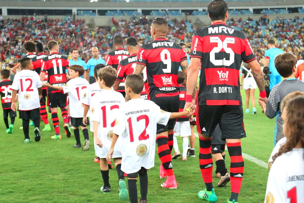 Donatti e Guerrero entrando em campo pelo Flamengo