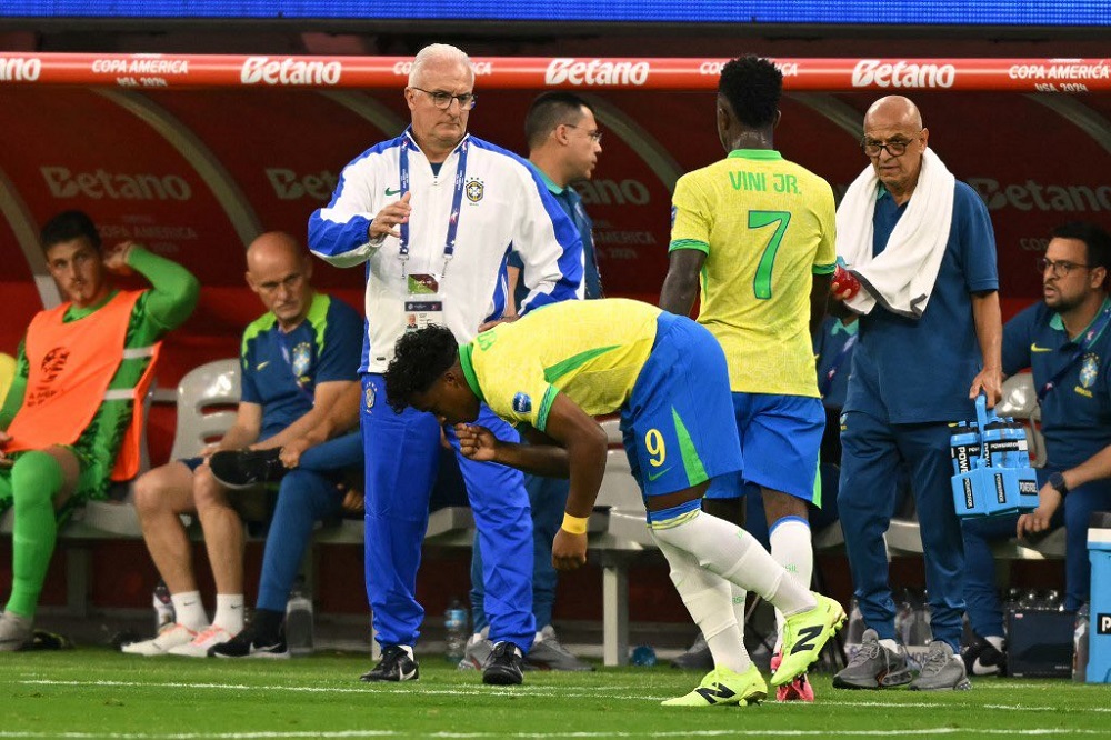 Dorival Junior sai em defesa de Vinicius Jr e critica resultado da Bola de Ouro