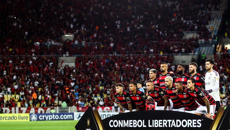 Torcedores do Flamengo se mobilizam para realizar AeroFla no embarque do time para o Uruguai