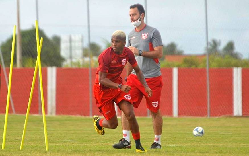 Wesley estreia pelo CRB em posição diferente e aparece pouco na