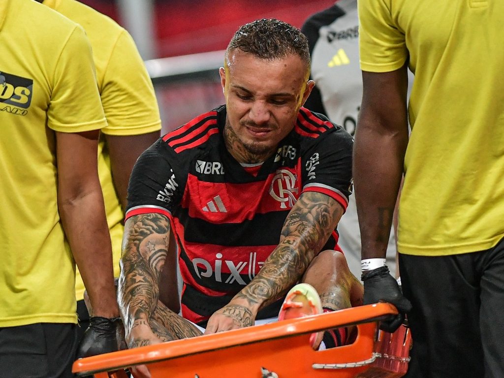 Matías Viña vai precisar passar por cirurgia no joelho mas há expectativa de retorno ainda nesta temporada